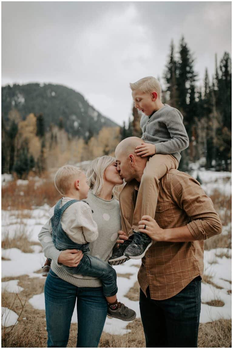 19+ Winter Family Photoshoot Outfits | polished & precious! (2023)