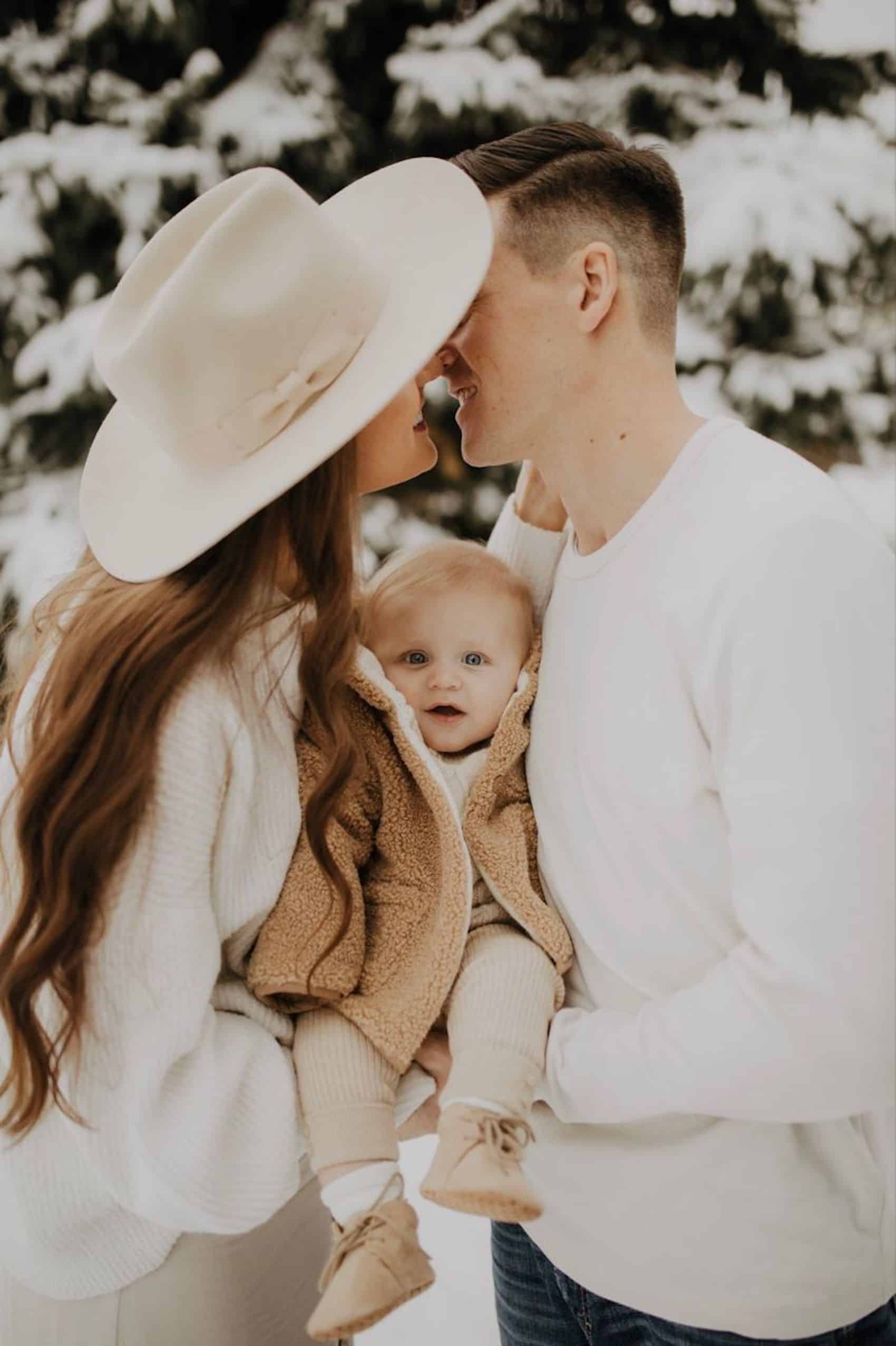 15+ Winter Family Photoshoot Outfits | polished and precious!