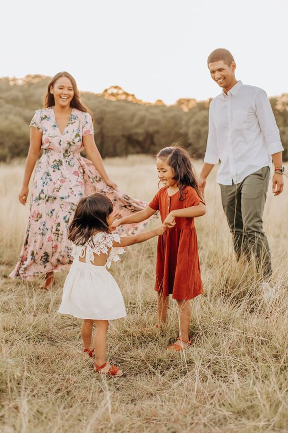 7 Tips for Choosing Outfits for Family Pictures - Merrick's Art