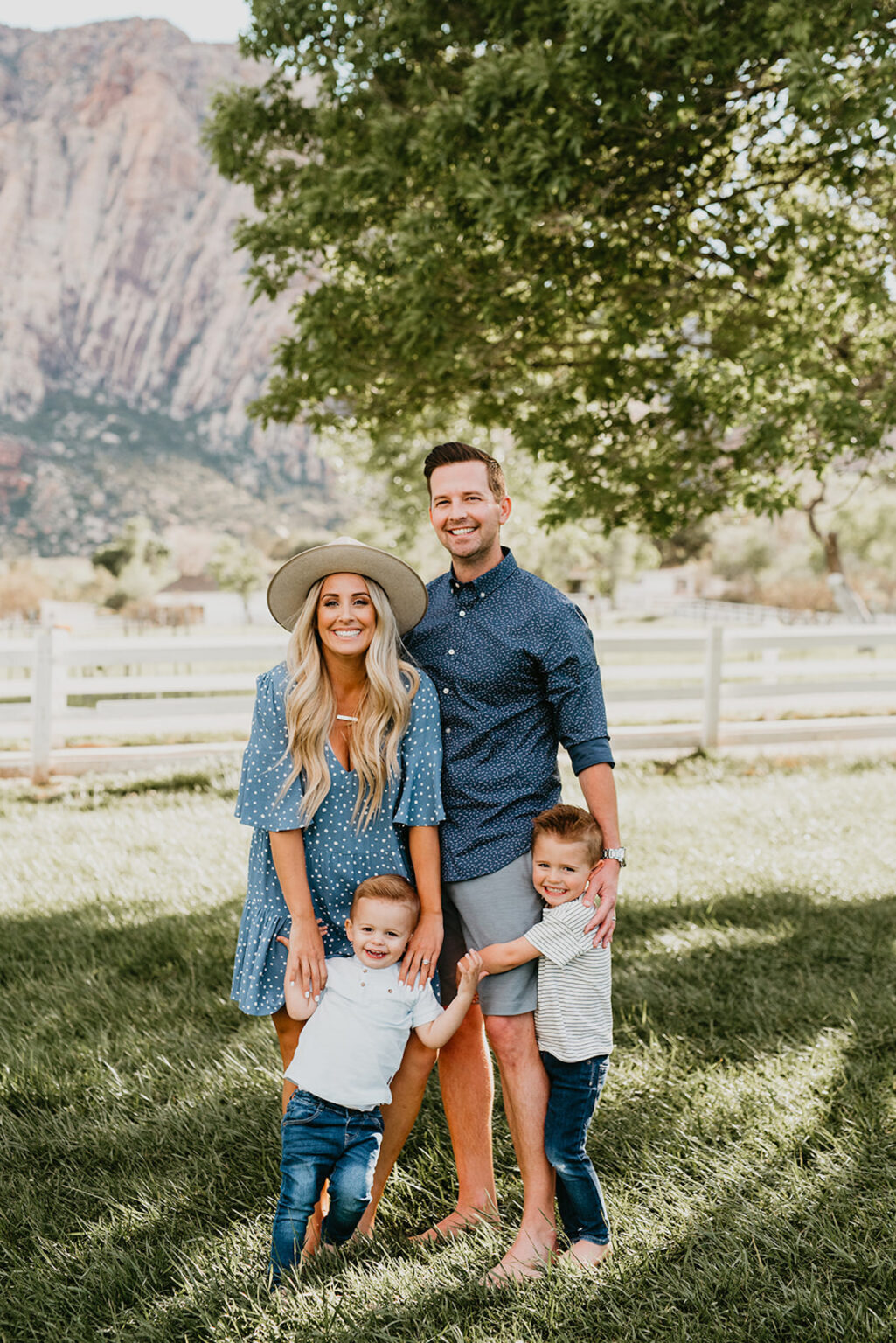 24+ Spring Family Photo Outfits You'll Love for 2024 classy & cute