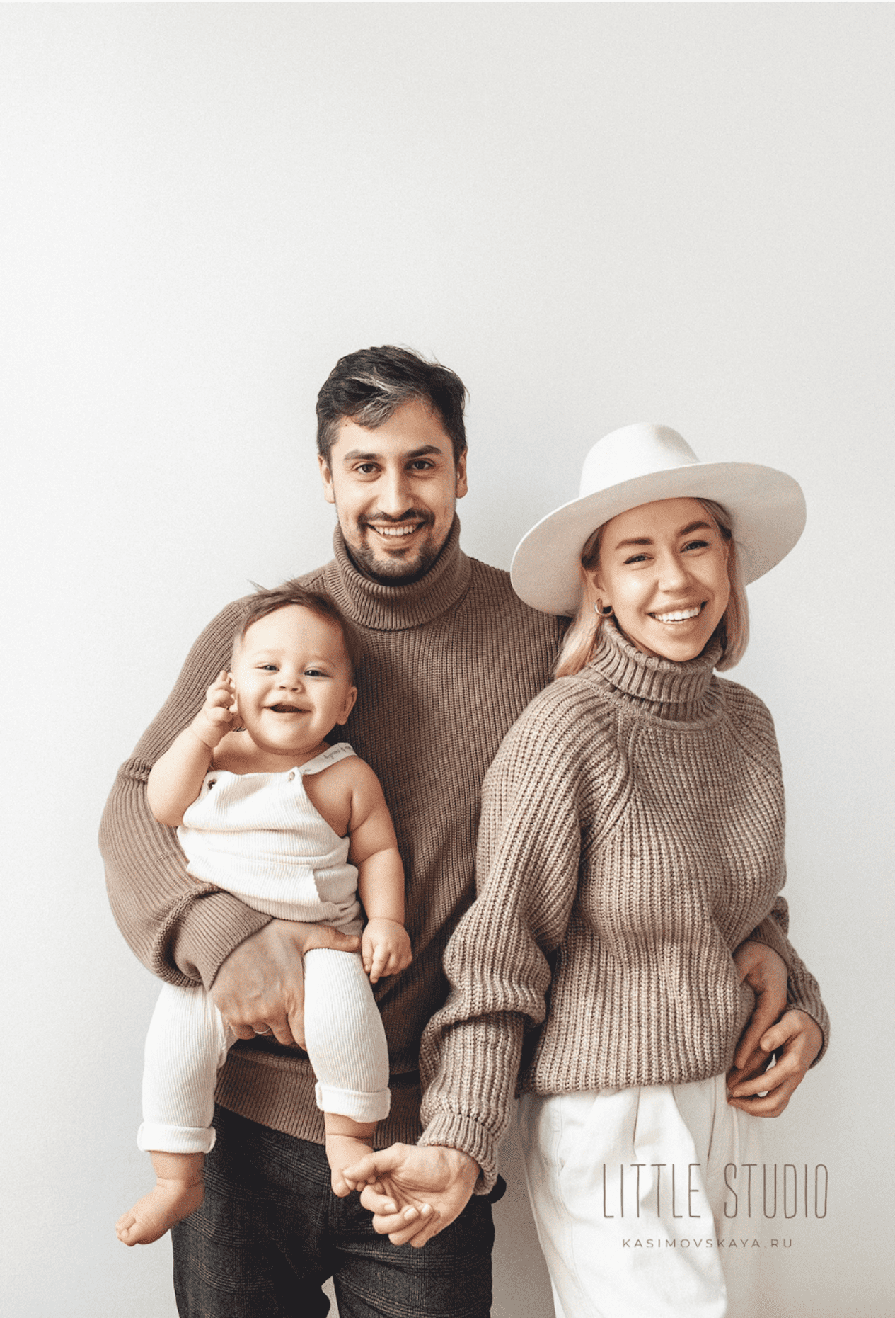 15+ Neutral Family Photo Outfits (family picture outfits all seasons!)