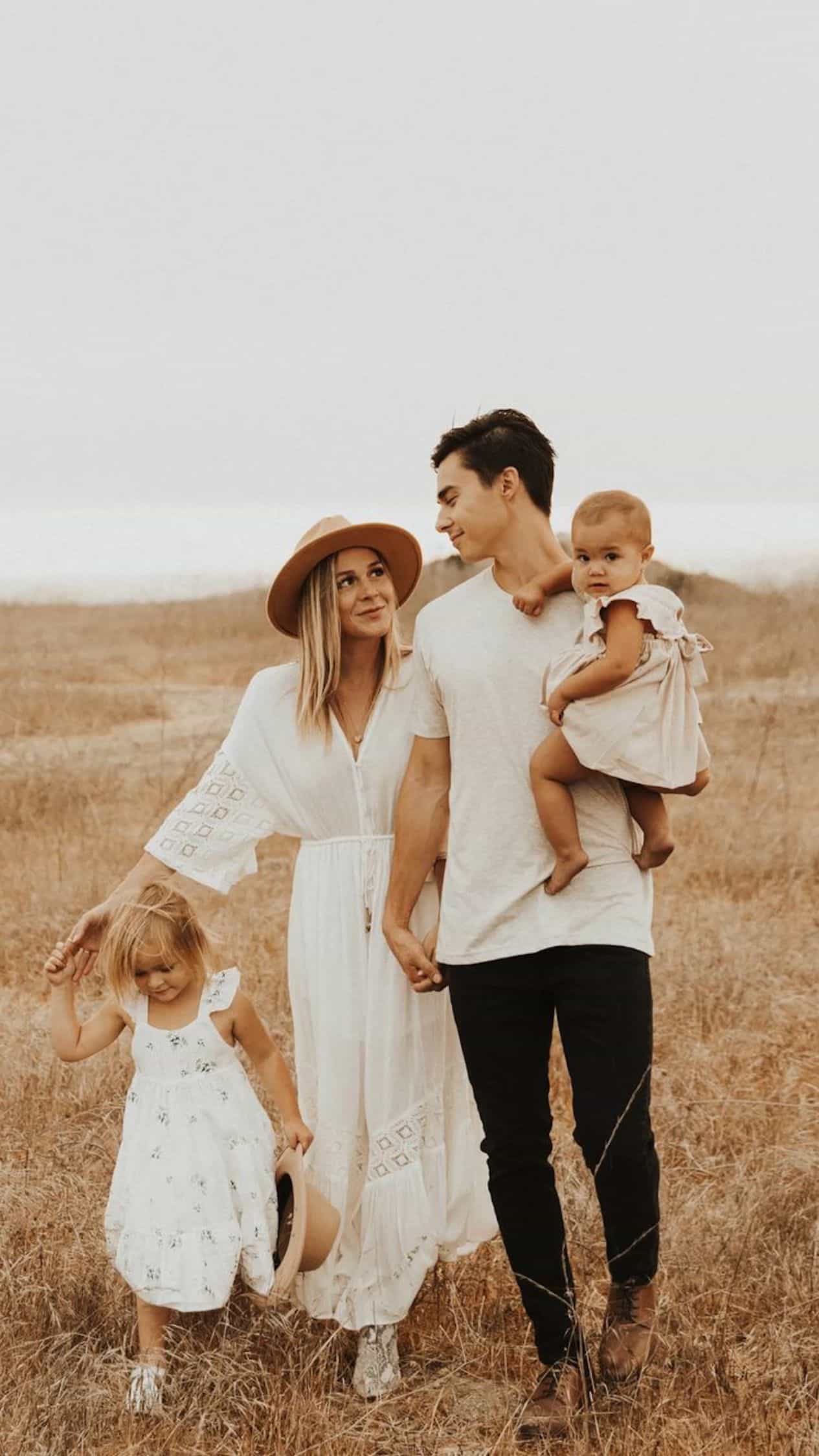 Capture Your Family S Style White And Denim Family Photoshoot Ideas   Neutral Family Photo Outfits @nicolekirshnerphotography 