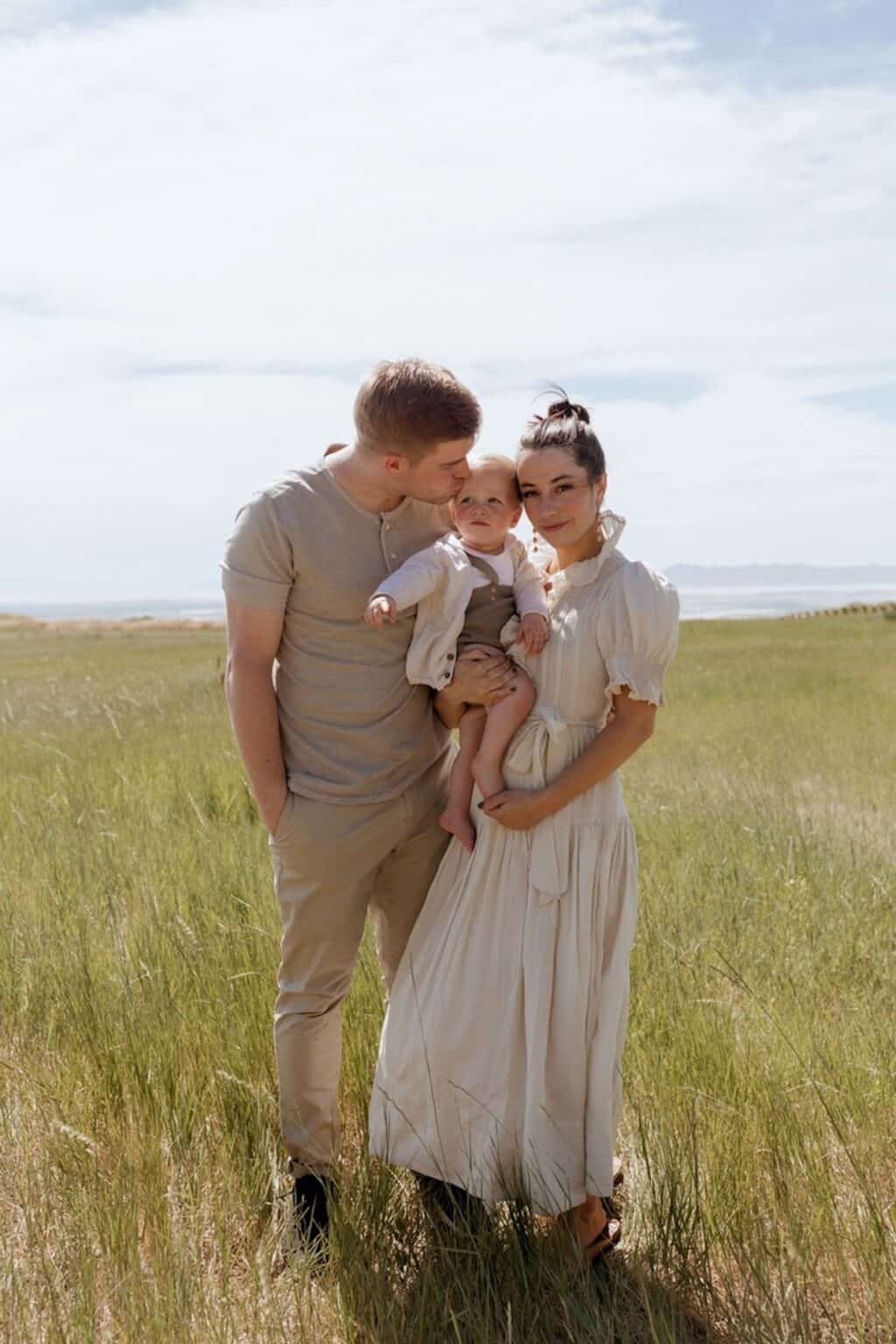 Neutral Family Photo Outfits @roxanabphotography 1024x1536 