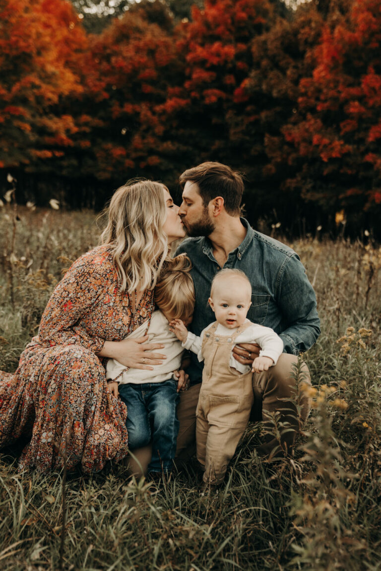 25+ Modern Fall Family Photo Outfits for Outdoor + Indoor [2024]