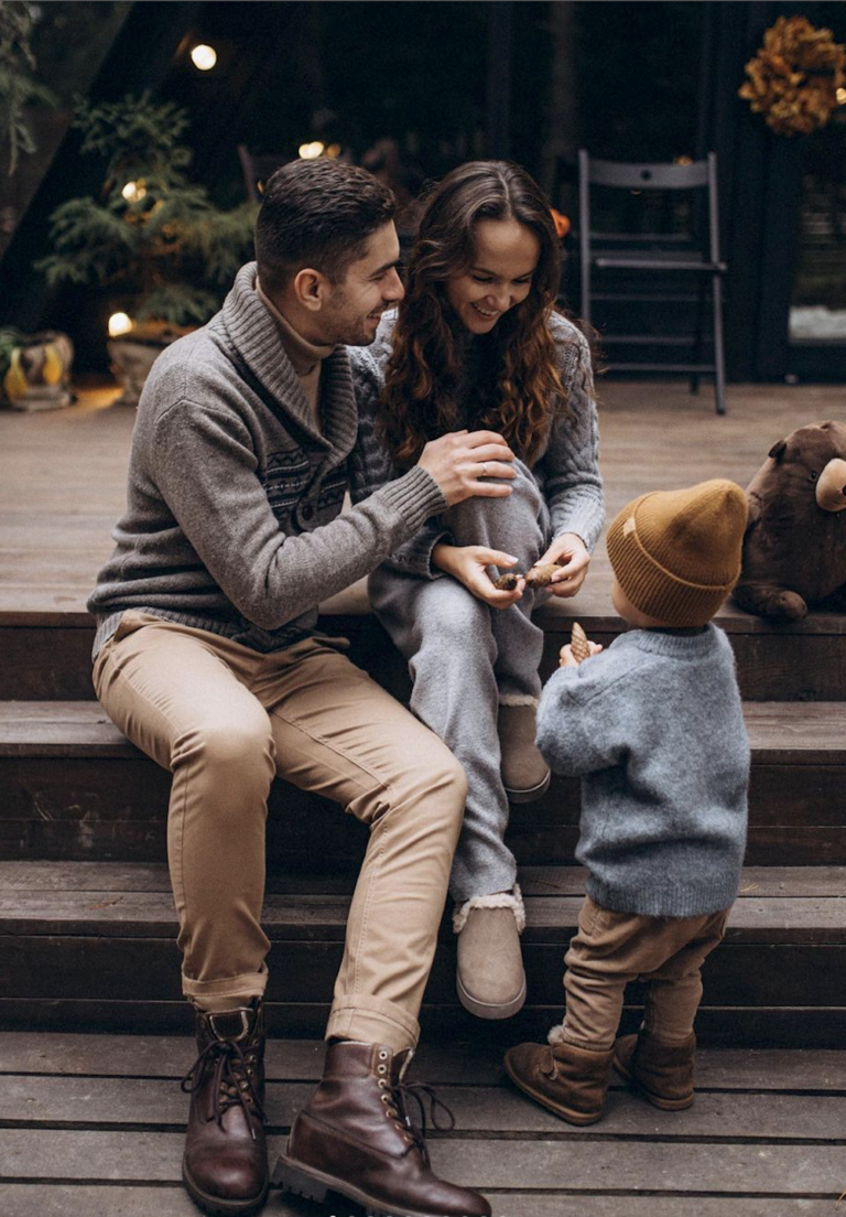 25+ Modern Fall Family Photo Outfits for Outdoor + Indoor [2024]