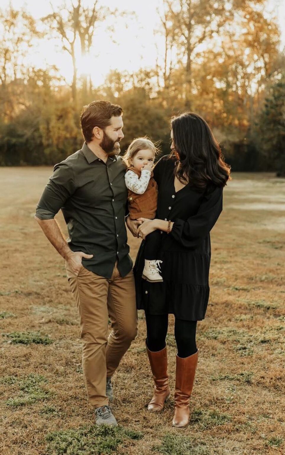 25+ Modern Fall Family Photo Outfits for Outdoor + Indoor [2024]