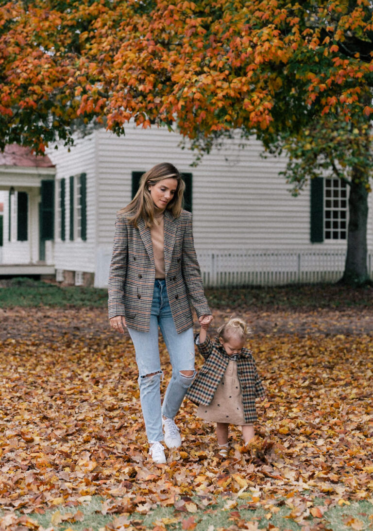 25+ Modern Fall Family Photo Outfits for Outdoor + Indoor [2024]