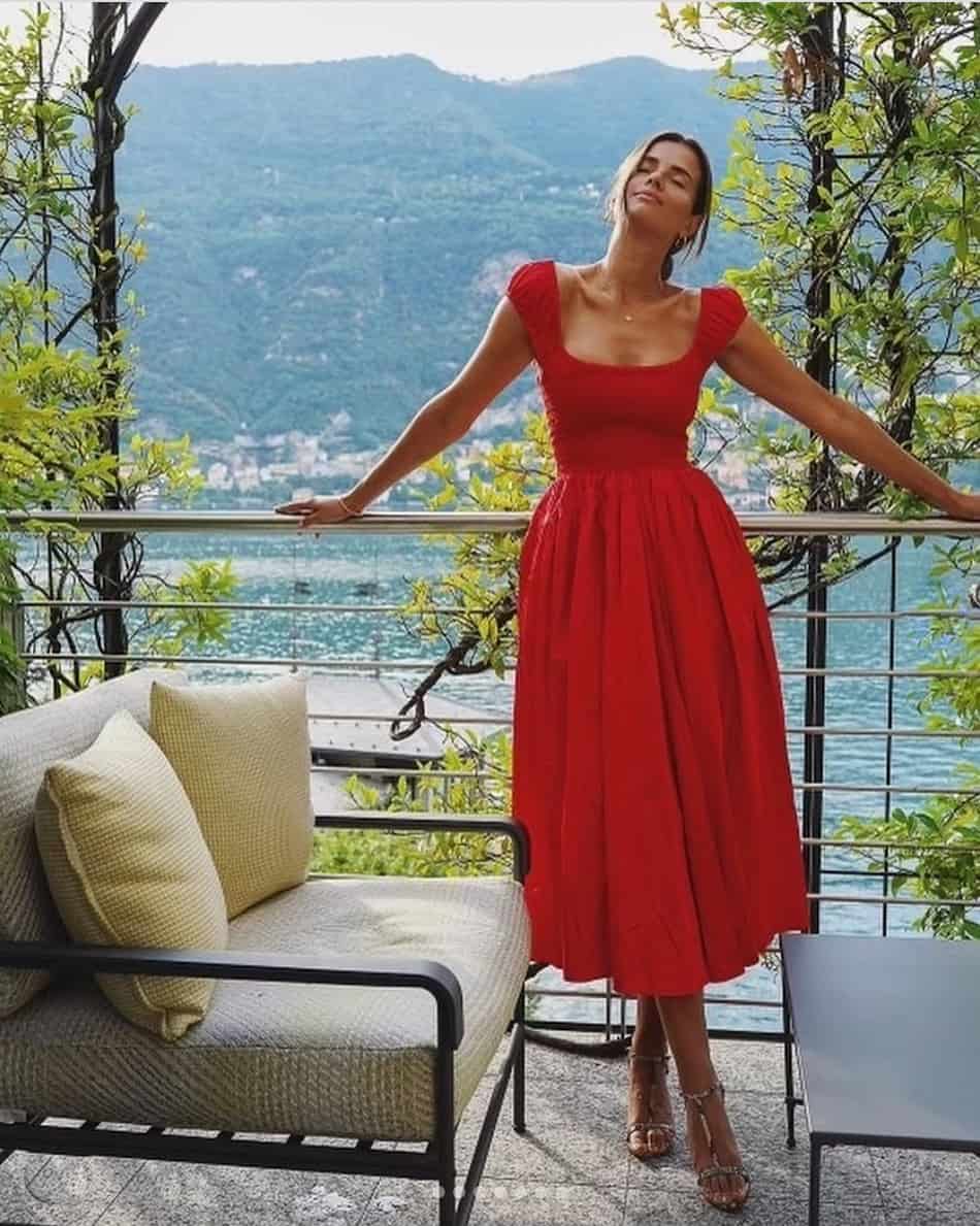 woman wearing a pretty red puff-sleeve midi dress