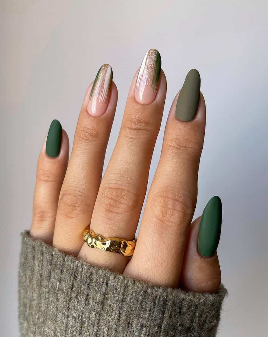 Mano con uñas largas en forma de almendra con esmalte de uñas verde oliva mate y detalles en blanco