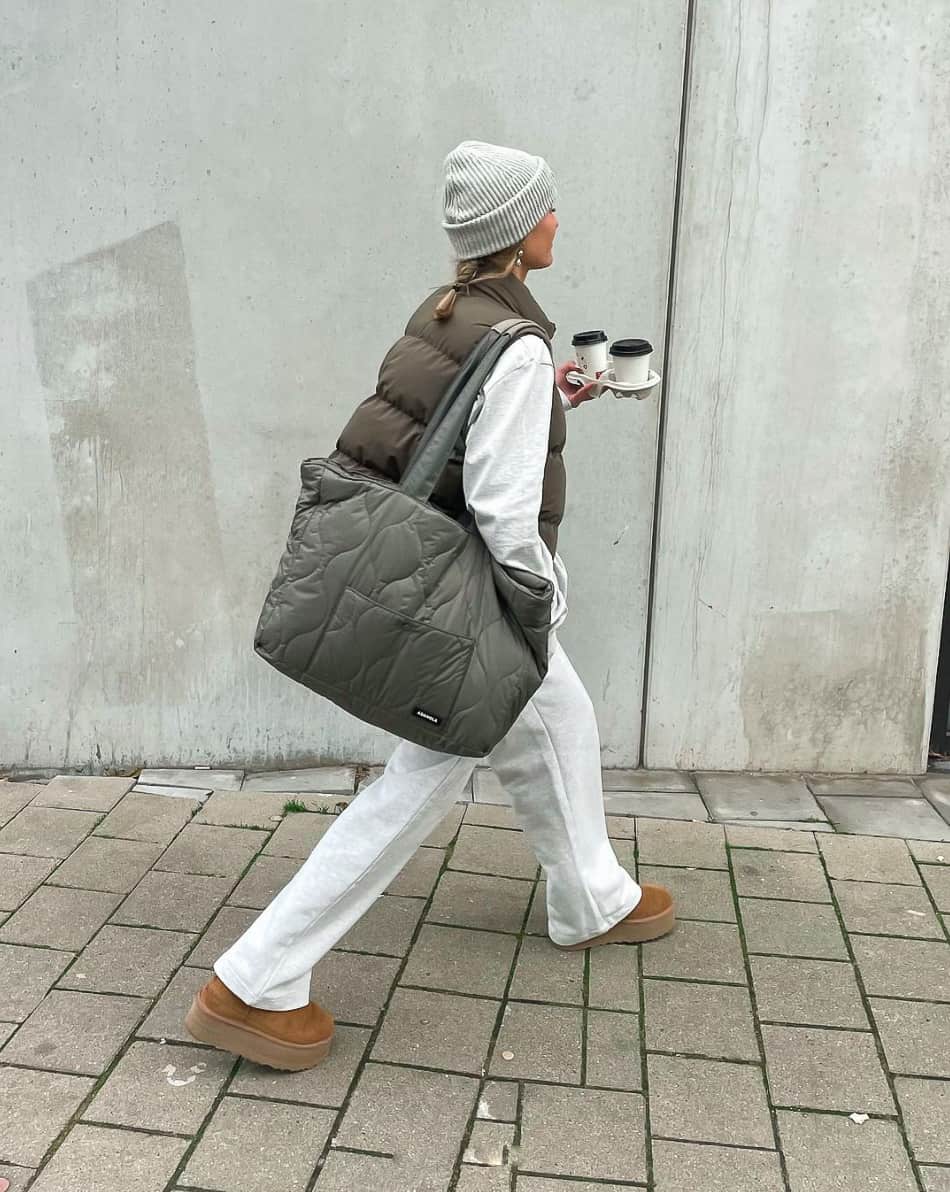 Travel outfit. Grey sweatpants  Outfits, Grey sweatpants, Cool