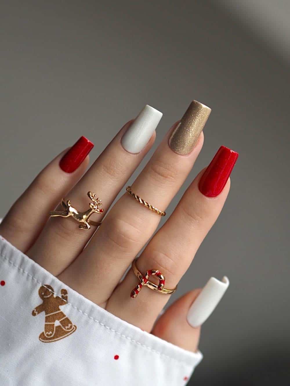 Manicura clásica, roja, blanca y dorada.