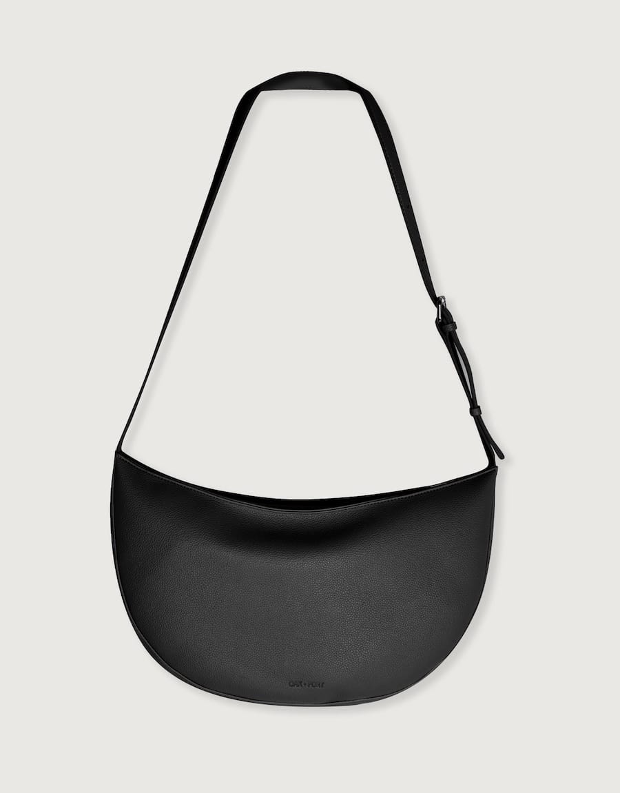 A black leather The Row banana bag dupe from Oak & Fort