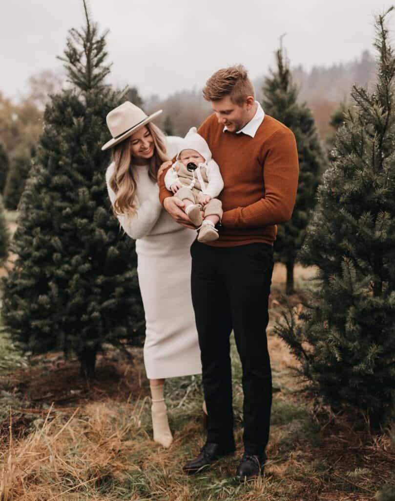 20+ Family Christmas Pictures Outfit Ideas | Stylish & Modern 2024