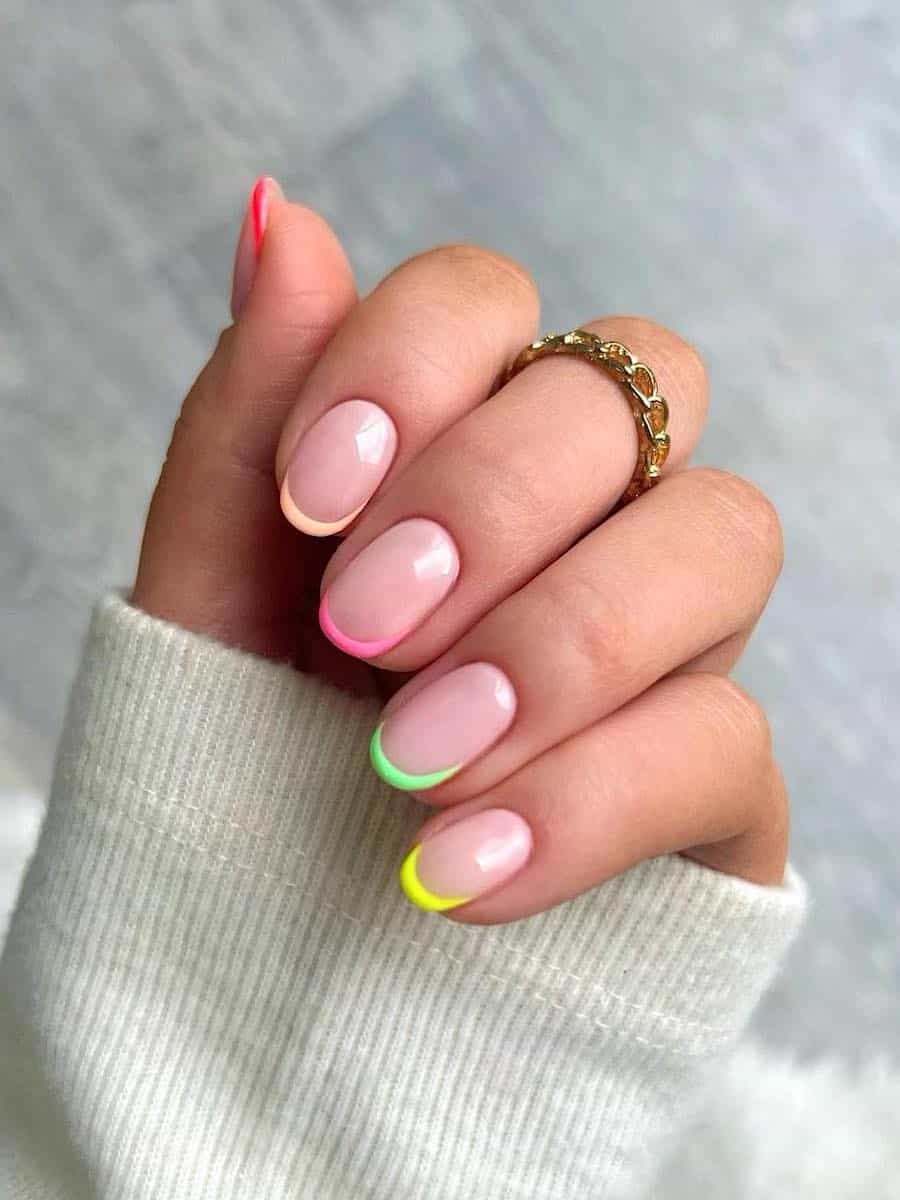 Short round nude nails with thin pastel gradient tips