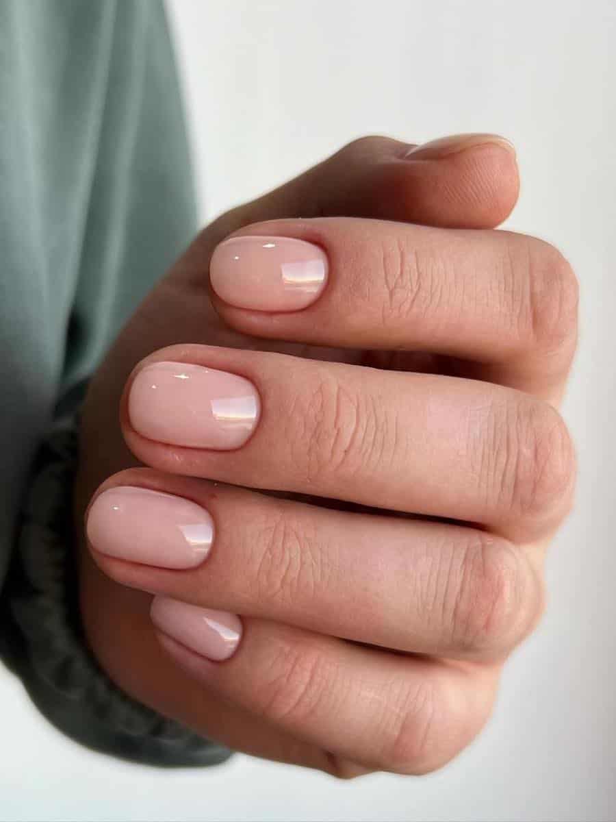 Short round glossy nude pink nails