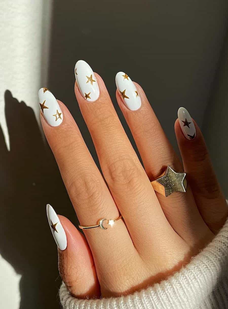 medium white round nails with gold stars