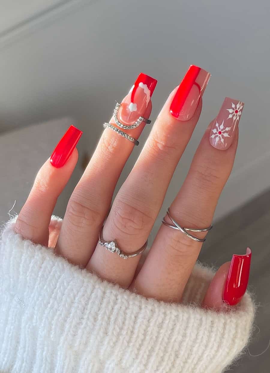 Uñas navideñas rojas y blancas con gorro de Papá Noel y copos de nieve