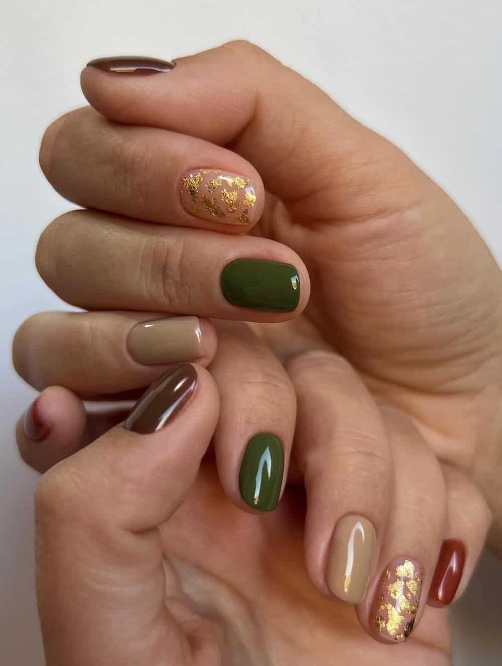 short autumn gradient nails with gold foil accent nails