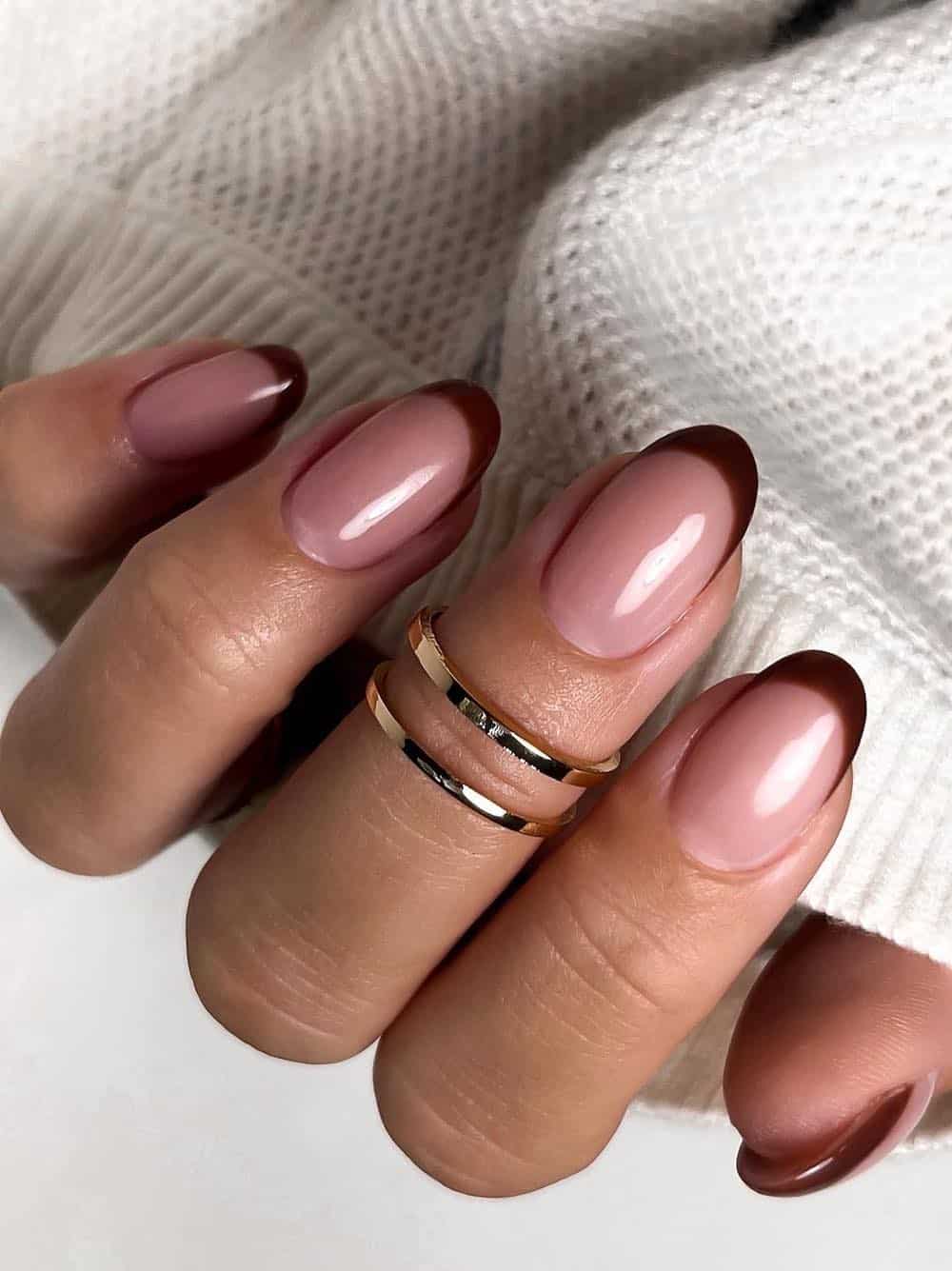 short nude nails with brown tips