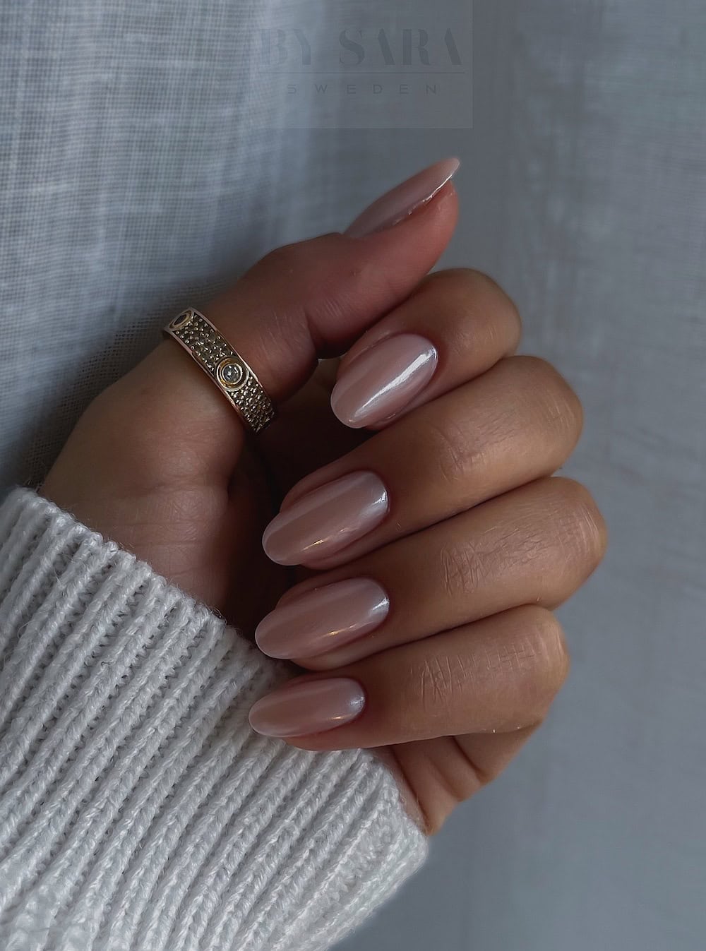 short nude round nails with a pearly chrome finish