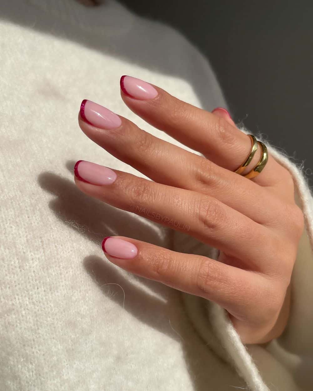 short pink nude nails with red tips